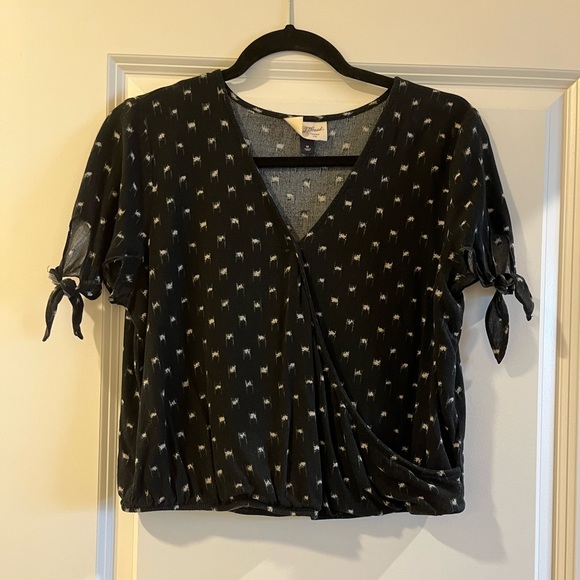 Universal Thread Black Faux Wrap Top Tie Sleeves Medium - Picture 2 of 10